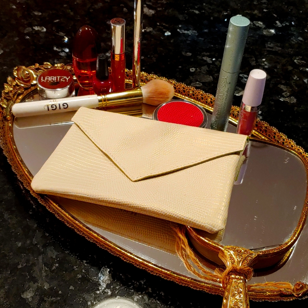 Small cosmetic case. Ipsy NWOT Creamy off white color💄
